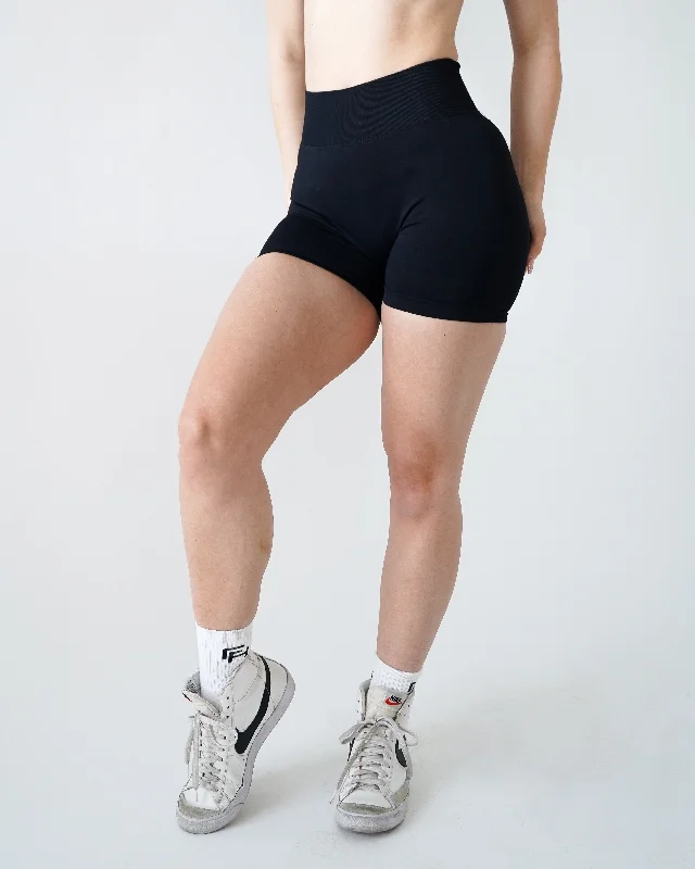Exquisite Details Enhance Contour Shorts 5" - Black